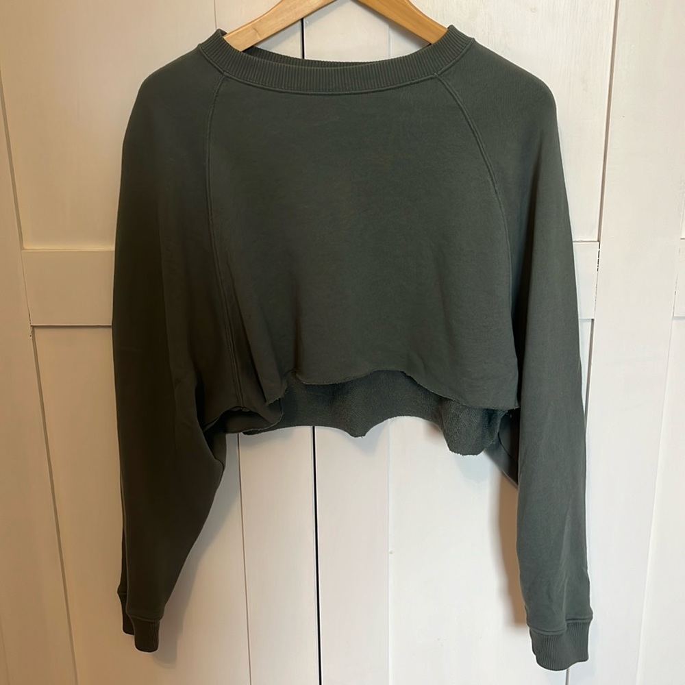 Cropped sweatshirt, beautiful green color, distressed hem